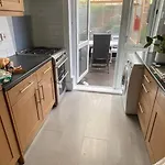 Spacious 3 Bedroom Apartment Near Victoria Station