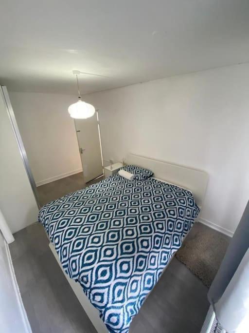 Spacious 3 Bedroom Near Victoria Station Appartamento *