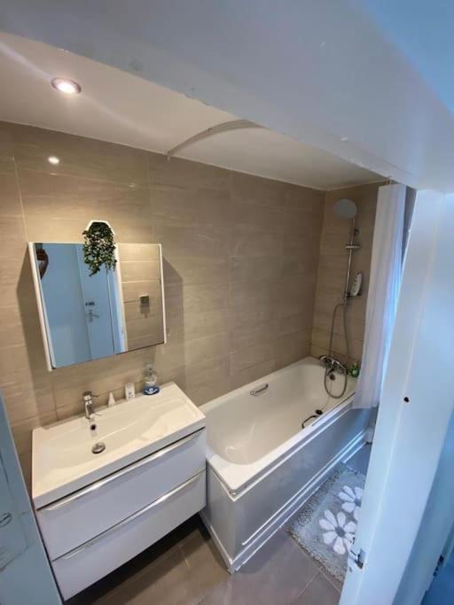 Spacious 3 Bedroom Near Victoria Station Appartamento