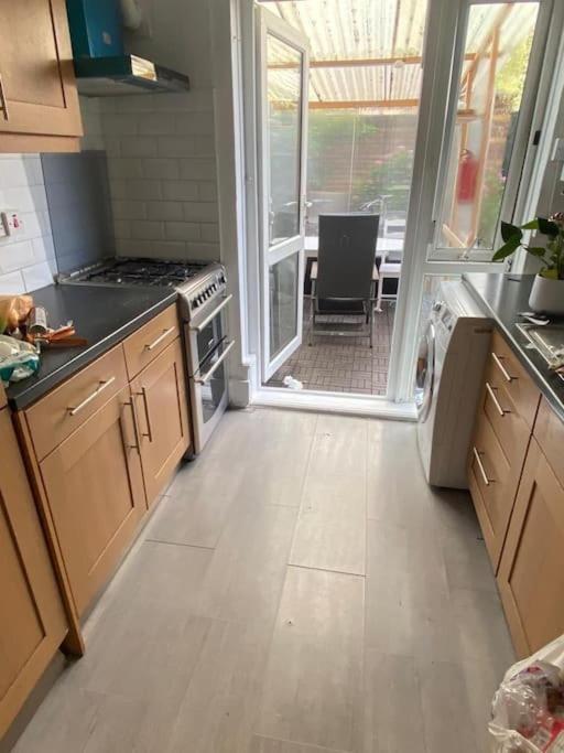 Spacious 3 Bedroom Near Victoria Station Appartamento *
